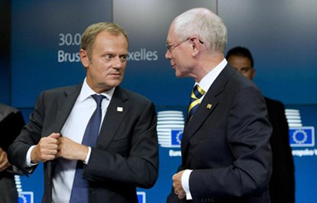 Tân Chủ tịch Hội đồng Châu Âu (EC) Donald Tusk (trái) trò chuyện với người tiền nhiệm Herman Van Rompuy hôm 30/8.